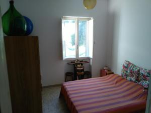 a bedroom with a bed and a window at Casa del Monte in Antonelli
