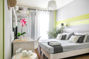 een slaapkamer met een bed en een tafel met mokken erop bij Myrto Hotel in Mati