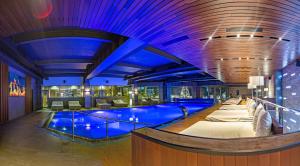 F&B Spa Resort (ex. Fomich Hotel) tesisinde veya buraya yakın yüzme havuzu