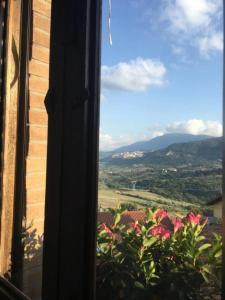una finestra con vista sulle montagne di Carretiello a Roccadaspide