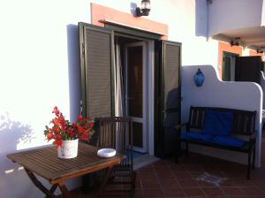 eine kleine Terrasse mit einem Tisch und einem Stuhl in der Unterkunft Villa Pina in Ponza