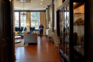 Uma área de estar em East Bay Inn, Historic Inns of Savannah Collection