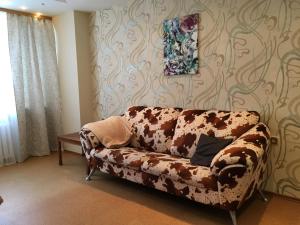 ナルヴァ・ヨエスーにある12 Koiduのソファ付きのリビングルーム +7枚の写真