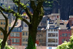 Pemandangan umum bagi Lyon atau pemandangan bandar yang diambil dari hotel