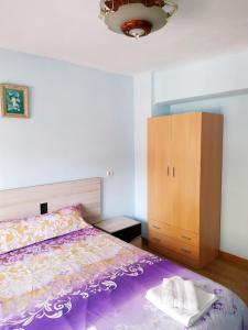 バレンシアにあるApartment in Valenciaのベッドルーム1室(ベッド1台付)、木製キャビネットが備わります。