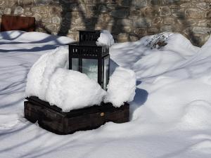 una luz en la nieve con nieve alrededor en Chalet Solneige, en Vaujany