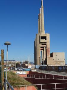 サン・アドリア・デ・ベソスにある4 mints to beach 15 mints to Barcelonaの駐車場前塔のある建物