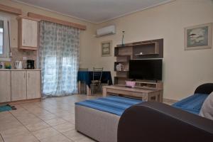 TV a/nebo společenská místnost v ubytování Chalkida Apartments