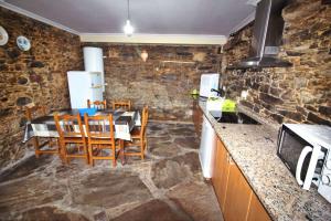 Kuchyň nebo kuchyňský kout v ubytování Casa Embalse da Fervenza + 18 fotografií