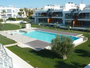 vista sul soffitto di una piscina di fronte a un edificio di Egeo 3011 a Los Altos