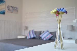 een vaas met bloemen op een tafel in een slaapkamer bij La Villa di Montagnana in Montagnana