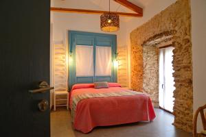 A bed or beds in a room at Casa Rural Hidalga