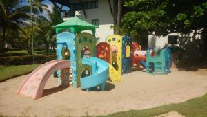 um parque infantil com escorrega na areia em Flat Beach Class em Porto de Galinhas