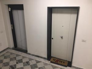 rząd trzech białych drzwi w pokoju w obiekcie SoleMare w mieście Levanto