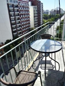 - Balcón con mesa y sillas y vistas a la ciudad en MDQ Superluminoso en Mar del Plata