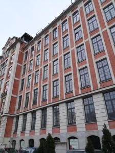 日拉爾杜夫的住宿－LoftStyle Apartament，一座拥有许多窗户的大型砖砌建筑