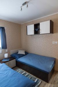 - 2 lits dans une chambre avec des draps bleus dans l'établissement Hnilčík Motorest pod Krížom, à Hnilčík