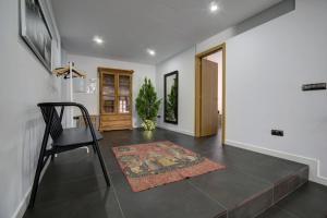 un pasillo con una silla y una alfombra en el suelo en Wonderful views in luxury apartment, en Ronda