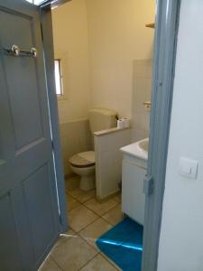 a bathroom with a toilet and a sink at Appartement au pied du gardon. in Remoulins +6 photos