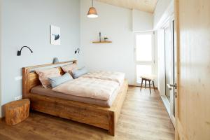 een slaapkamer met een bed met een houten frame bij Beerenhaus in Kurort Altenberg