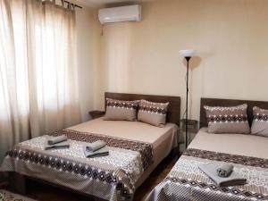 sypialnia z 2 łóżkami i ręcznikami w obiekcie Villa Domina w mieście Gewgelija