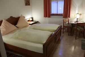 a bedroom with two twin beds and a table with a table at Lauchertstüble in Veringenstadt