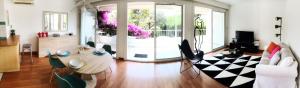 a living room with a table and chairs at Le Solemar in Cassis