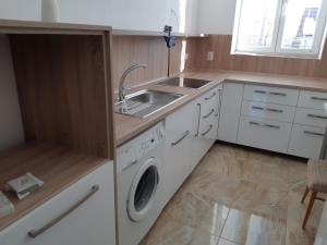 Kitchen o kitchenette sa Apartman YVET