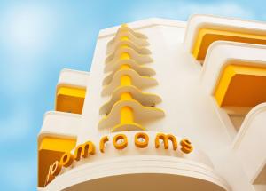 新德里Bloomrooms @ New Delhi Railway Station的侧面有标志的建筑物