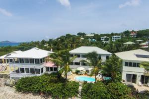una vista aérea de una casa y un complejo en Coconut Coast Villas, en Contant