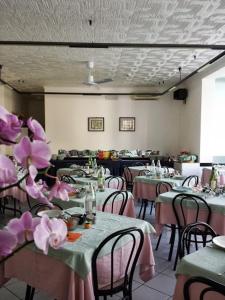 A restaurant or other place to eat at Hotel Penny