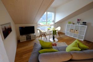 uma sala de estar com um sofá e uma mesa em Great View em Kehrsatz