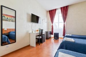 Televízia a/alebo spoločenská miestnosť v ubytovaní Roma Enrico Guesthouse