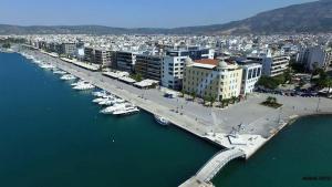 una vista aérea de un puerto con barcos en el agua en 101 Τriantafyllidi, en Volos