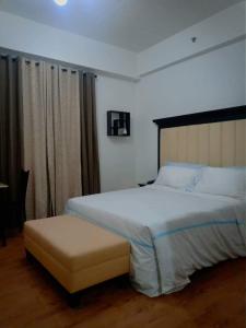 Säng eller sängar i ett rum på Amani Grand Residence near Mactan Cebu Intl Airport