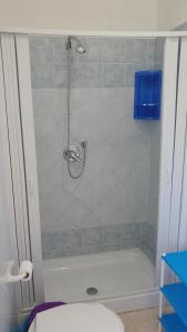 A bathroom at Villini Giovanna Disanti