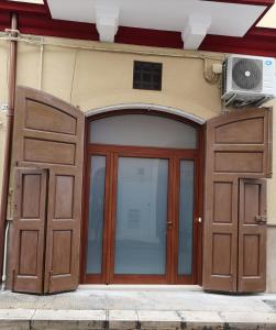 un paio di porte in legno su un edificio di Dimora Nonna Catarì a Polignano a Mare