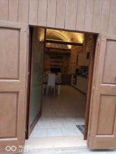 ポリニャーノ・ア・マーレにあるDimora Nonna Catarìのテーブル付きの部屋へとつながる開放ドア