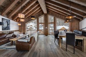 a dining room with a table and chairs at Chalet Chez Sylvain in Le Fornet