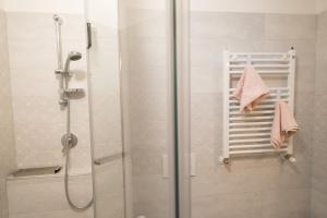 y baño con ducha y toallero eléctrico. en Happy House, en Viareggio 44 fotos más