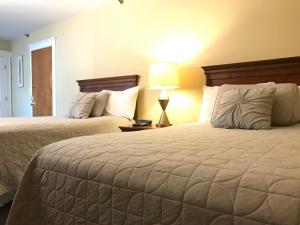 Llit o llits en una habitació de Winthrop Arms Hotel Restaurant Logan Airport