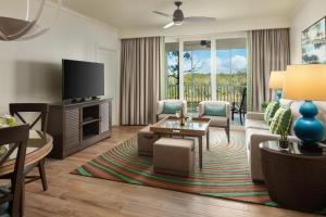 uma sala de estar com um sofá e uma televisão em Hyatt Vacation Club at Coconut Cove em Estero