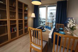a dining room with a table and chairs and a window at Sea Haven - Morska Przystań in Jelitkowo