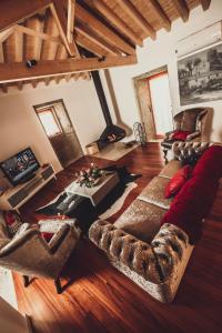 an overhead view of a living room with a couch and chairs at Azenha do Tio Luís in Caminha