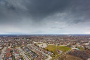 uma vista aérea de uma grande cidade com edifícios em Pathway Suites em Mississauga