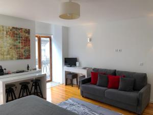 a living room with a couch and a kitchen at Invictus Place in Porto