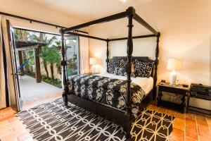 Postel nebo postele na pokoji v ubytování Hacienda Beach Club & Residences