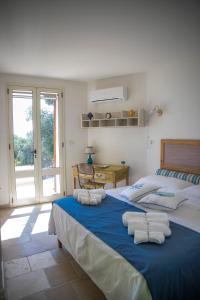 Casa Vacanze De Vita - Amazing view on the coast - Suite with outdoor Jacuzzi tesisinde bir odada yatak veya yataklar