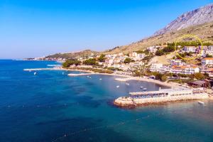 een luchtzicht op een strand met een achtbaan bij Apartments Bakota in Omiš