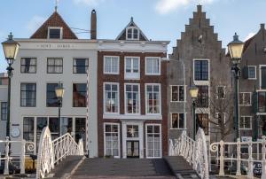 ミデルブルフにあるAccommodatie JURPLACE Centrumの前に橋がある大きな建物